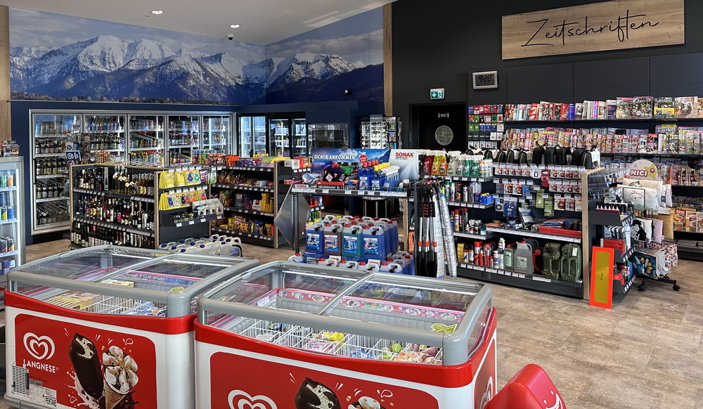 Sigkeiten, Getrnke, Zigaretten, Spielzeug, Landkarten, Bcher, Zeitschriften, etc.