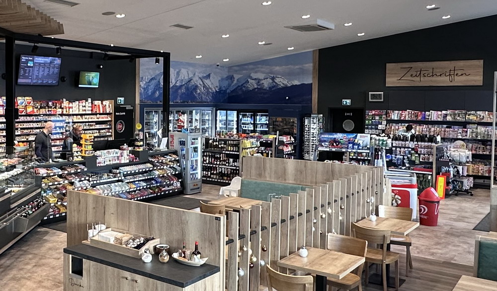 Blick vom Bistro zum Shopbereich der Tanbkstelle in Irschenberg